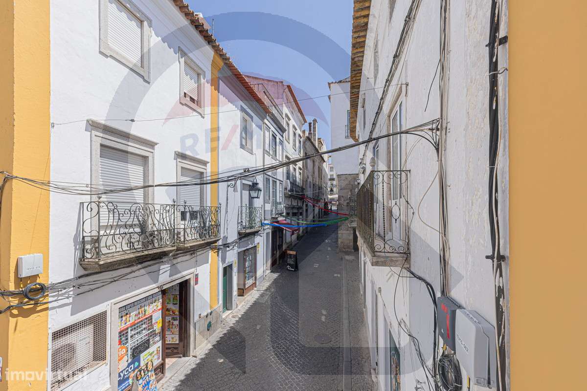 Moradia T3 Renovada no Centro Histórico de Évora – Charme Único-11