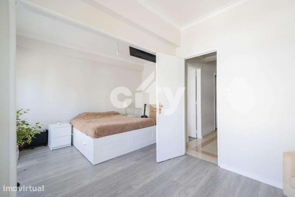 Apartamento T3 localizado em zona central de Massamá junto à Escola Se-19