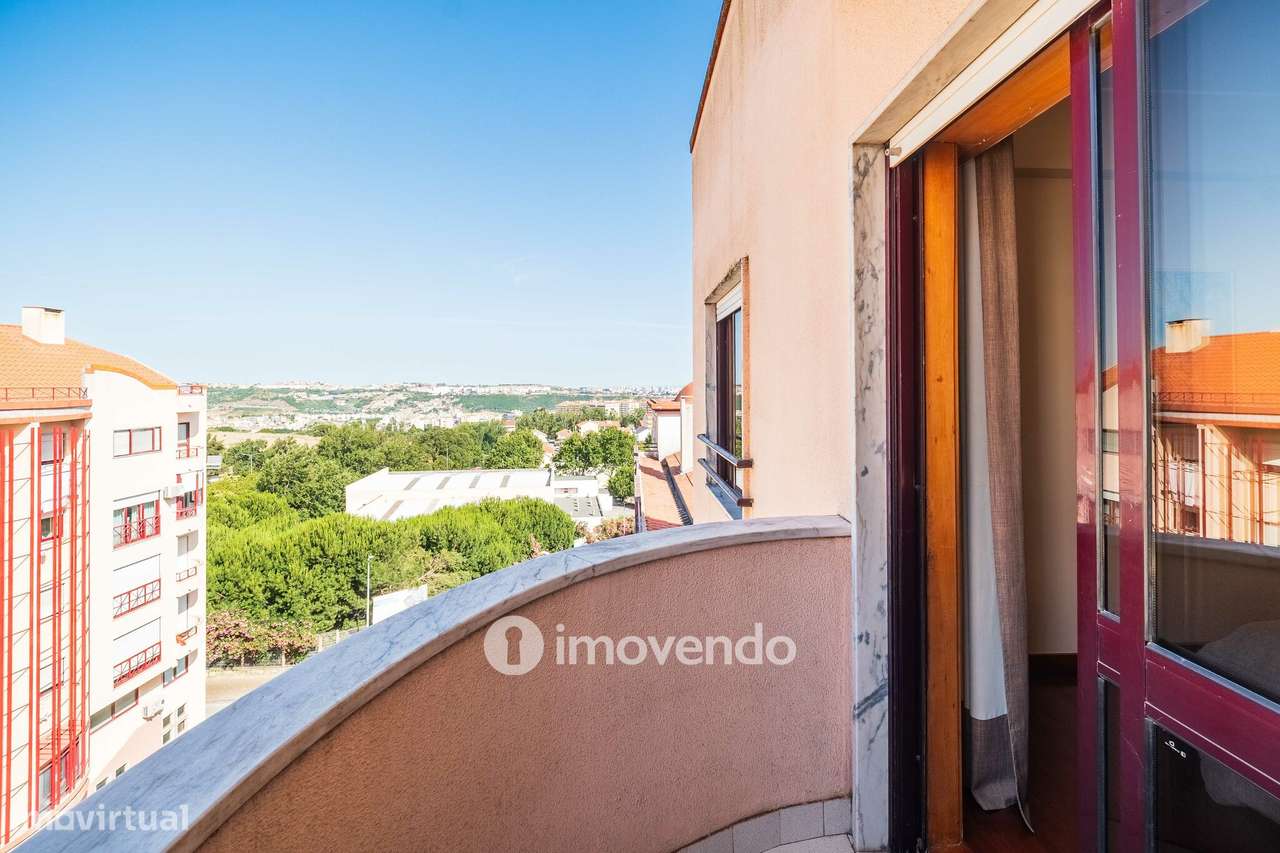Apartamento T3, com garagem e arrecadação, na Ramada-21