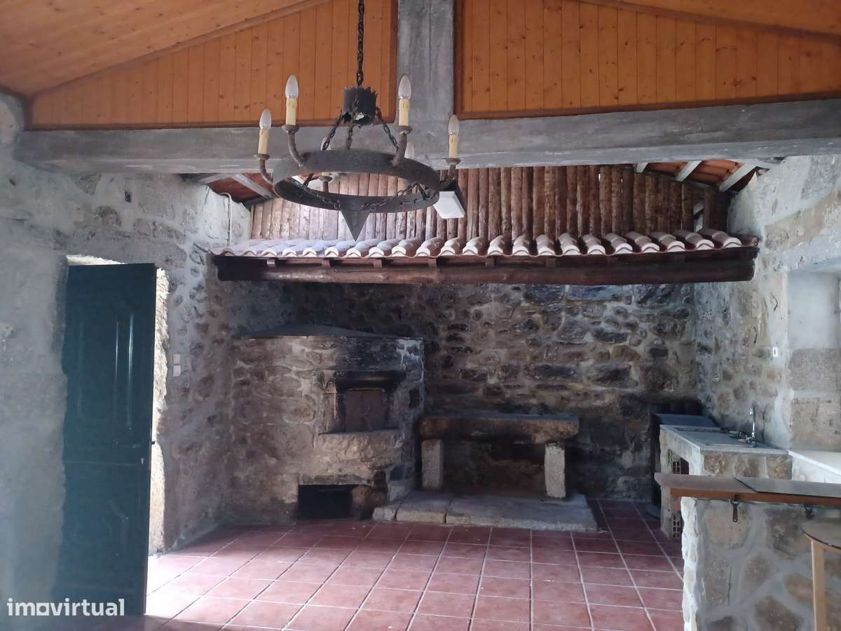 Mor.INDIVIDUAL  2300m2 de terreno + artigo urbano (Tipo T0)  em Lago-37