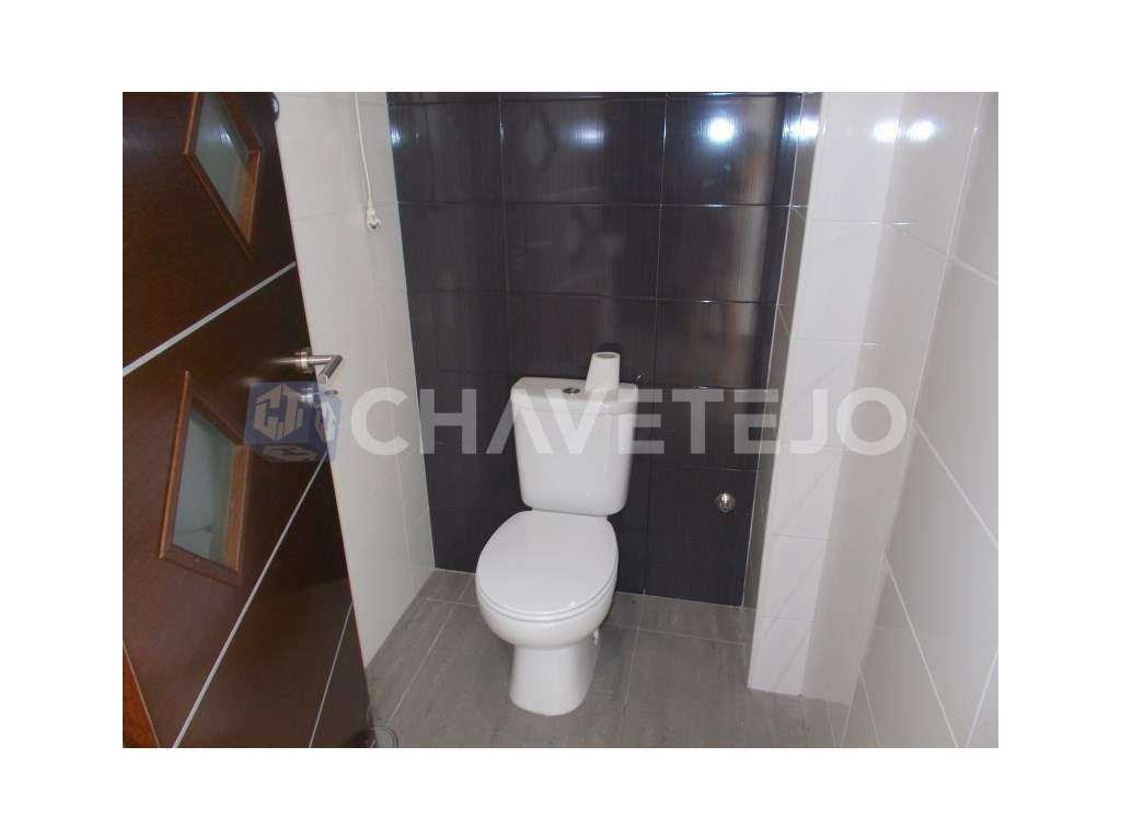 Loja para venda, perto do estádio municipal de Tomar - Grande imagem: 4/6