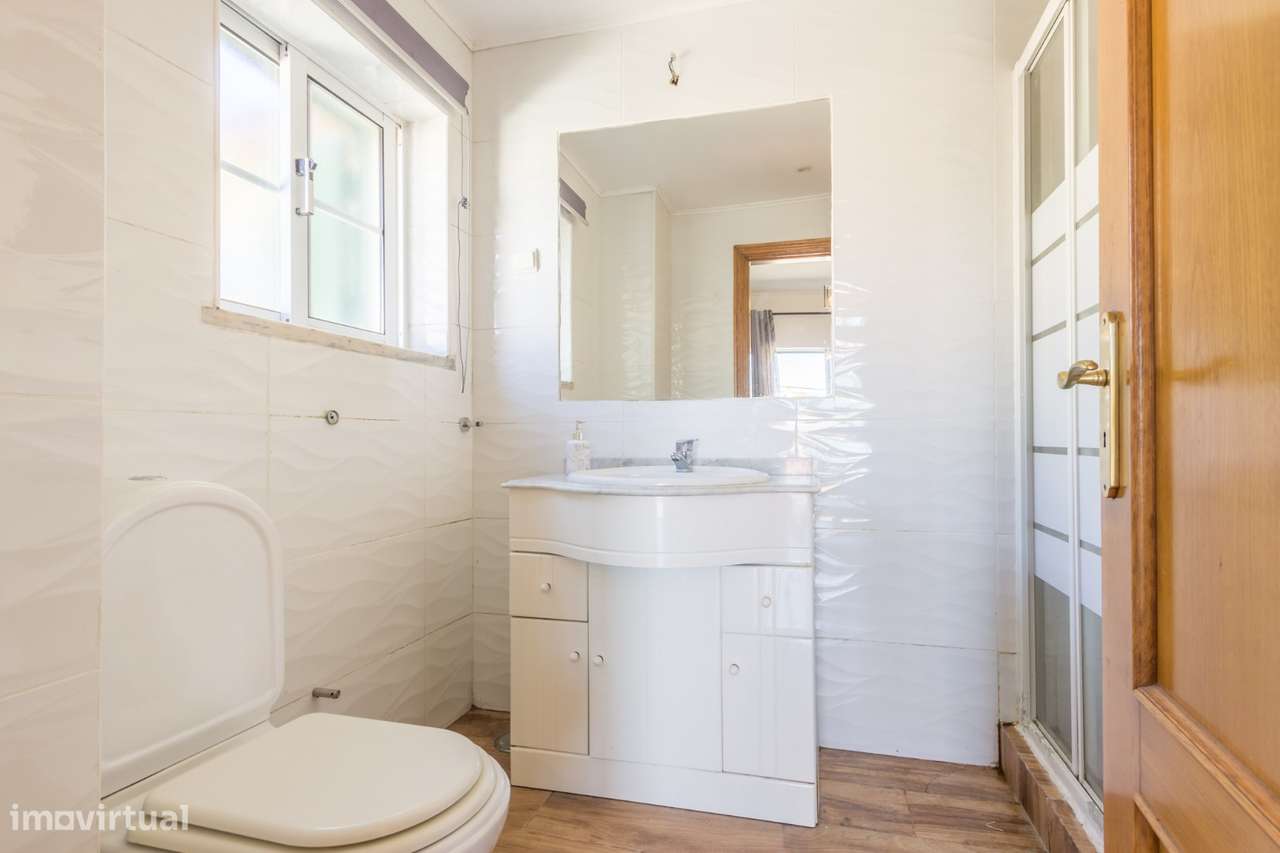 Moradia geminada de tipologia T3 com piscina, garagem e jardim-26