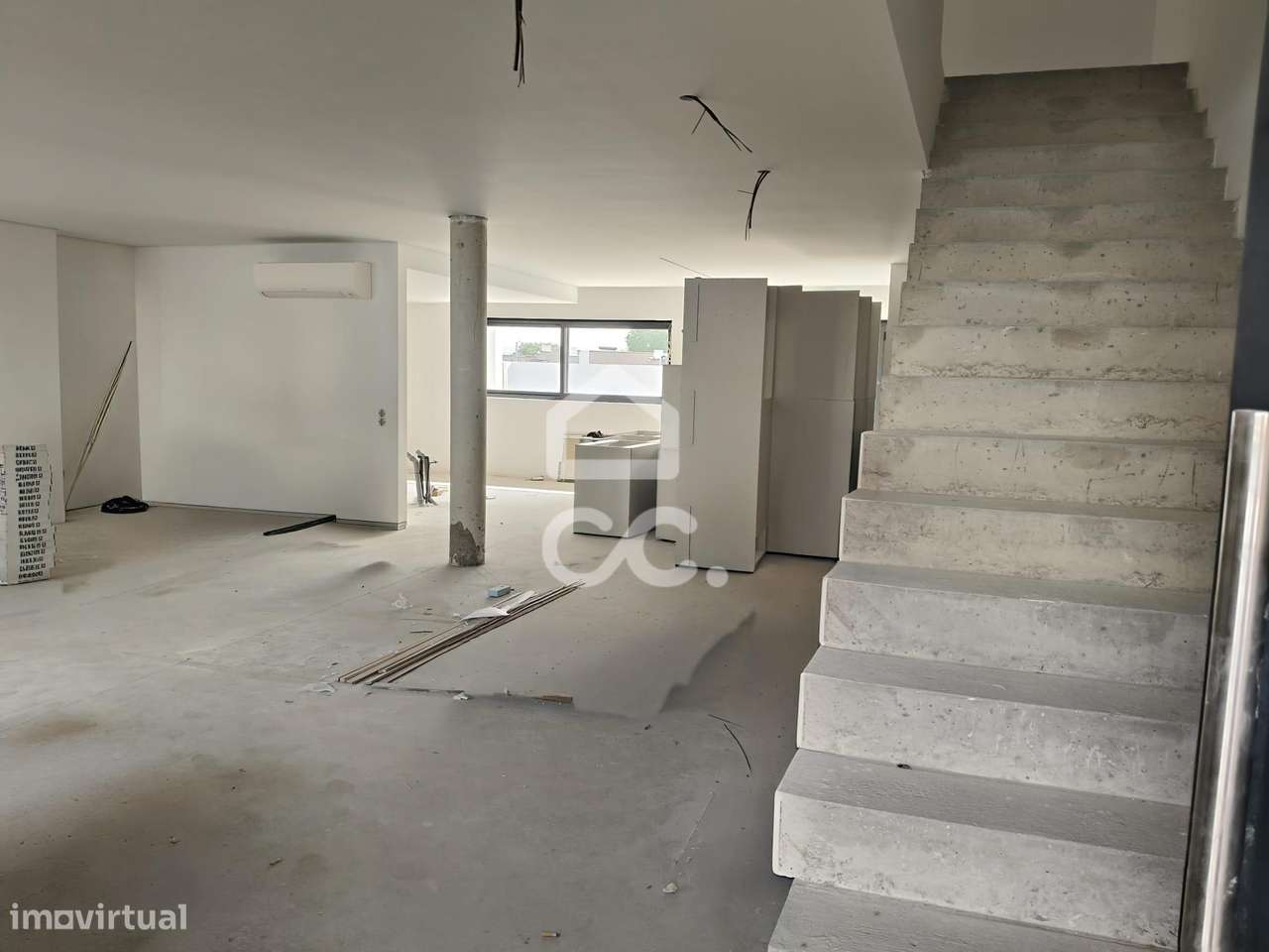 Moradia T3 Nova com 3 Suites, Jardim e Terraço – Design Contemporâneo-20