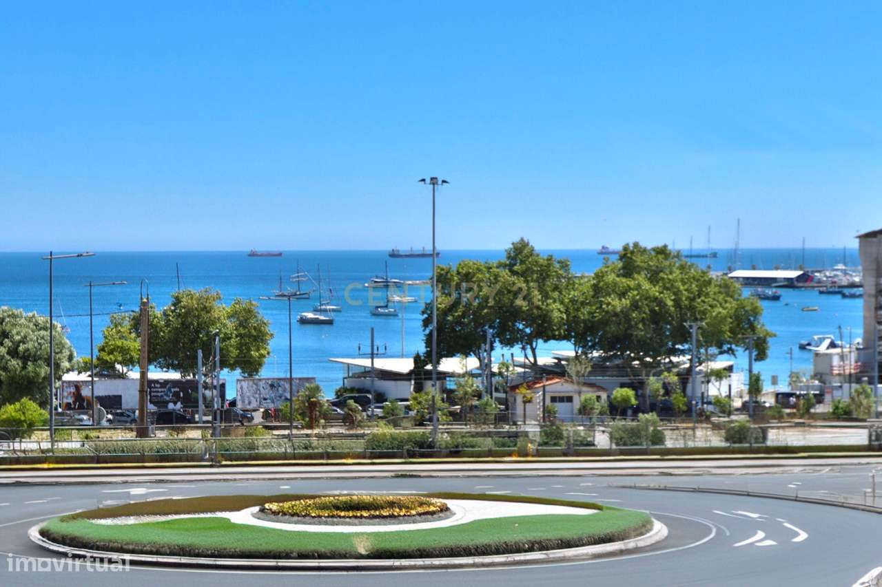 Apartamento Renovado com Vista Mar no Coração de Cascais-27