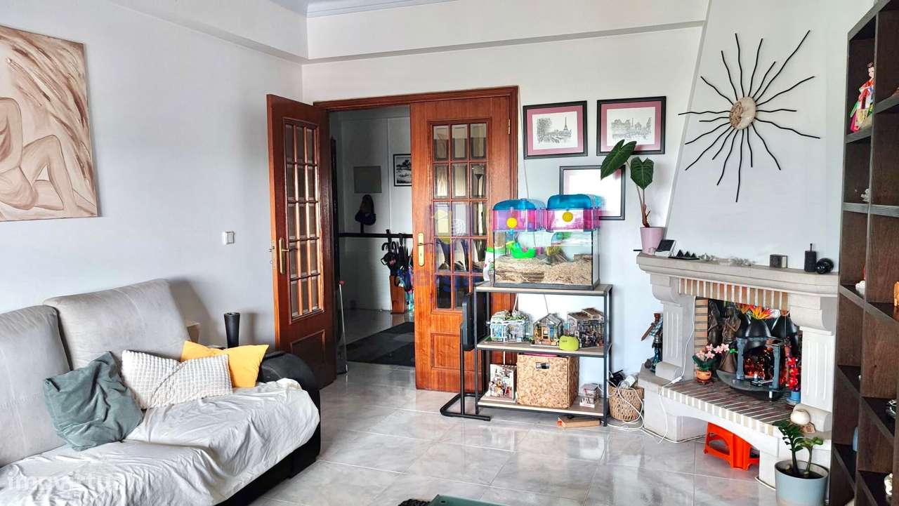 Apartamento T2 com Varanda , Arrecadação e vista Rio em Alverca-0