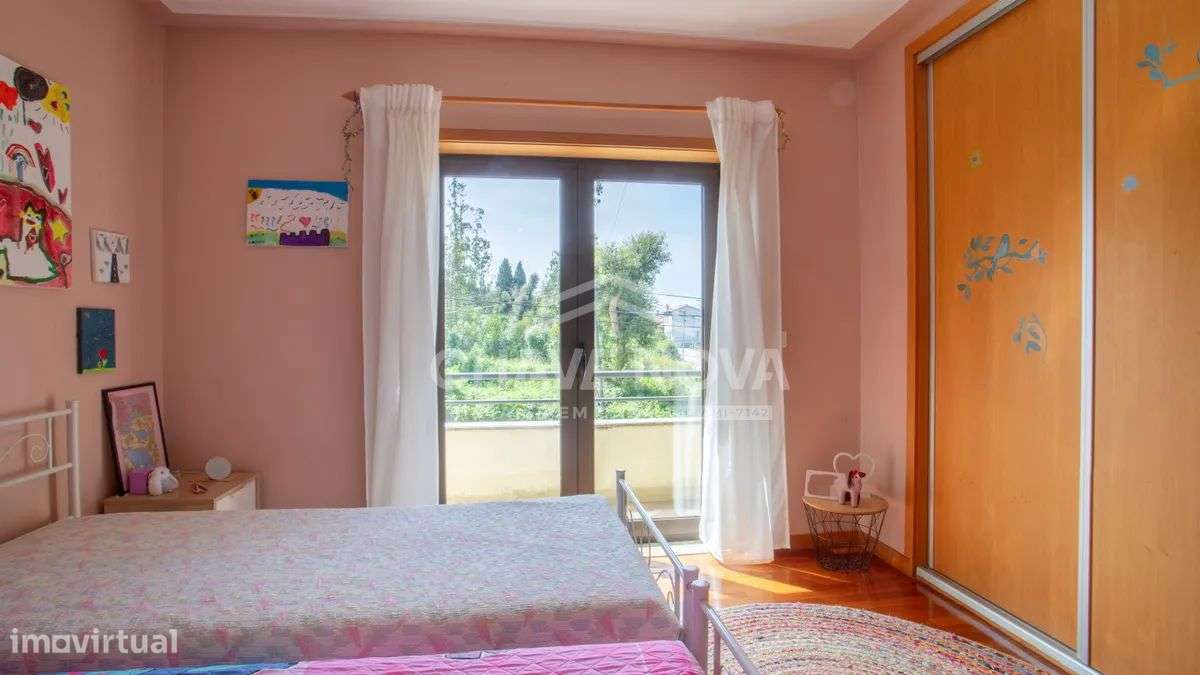 Moradia V3 de quatro frentes - Perosinho-18