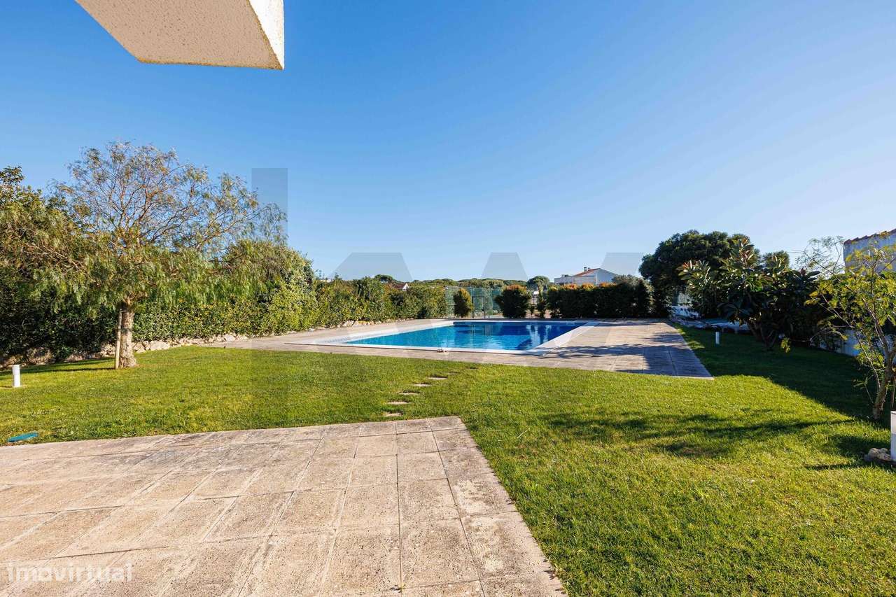 Excelente Moradia T4 no Condomínio Casas da Azóia a 5 min. do Cabo Esp - Grande imagem: 1/33