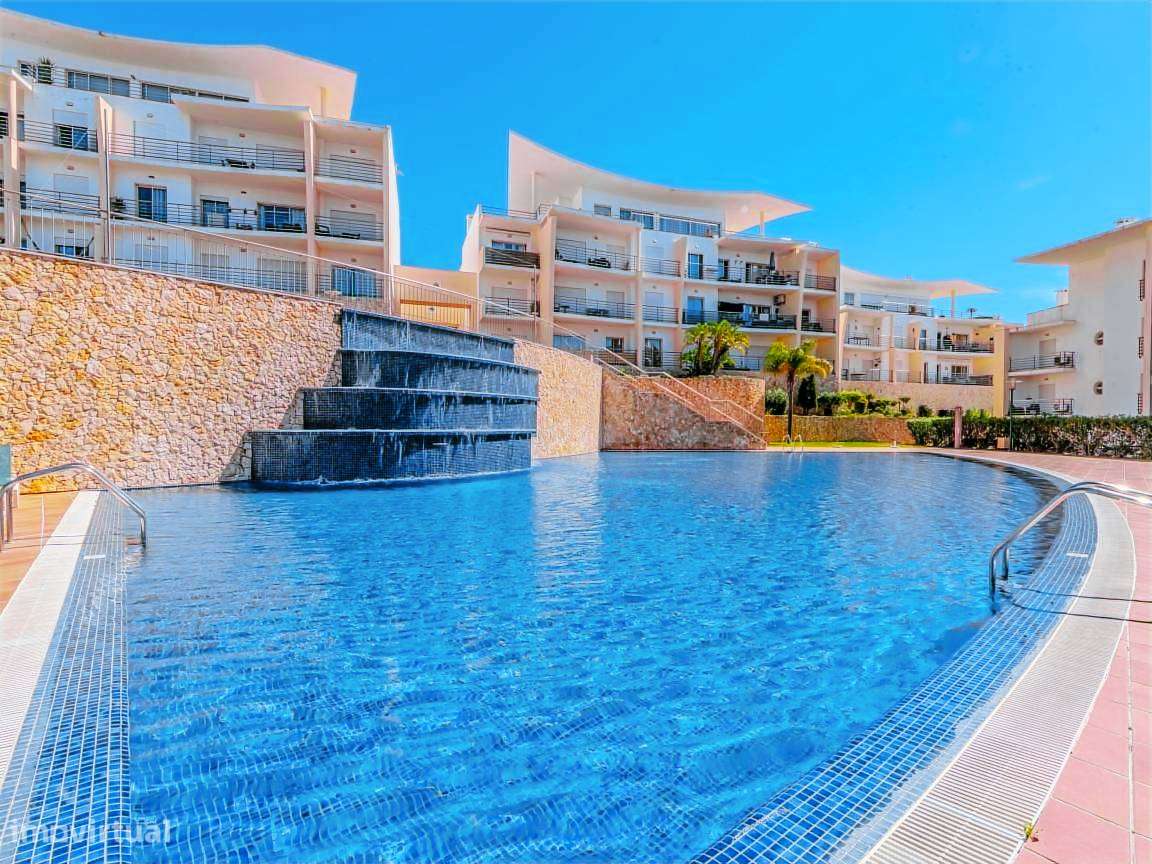 Apartamento T2 com varanda e piscina para arrendar