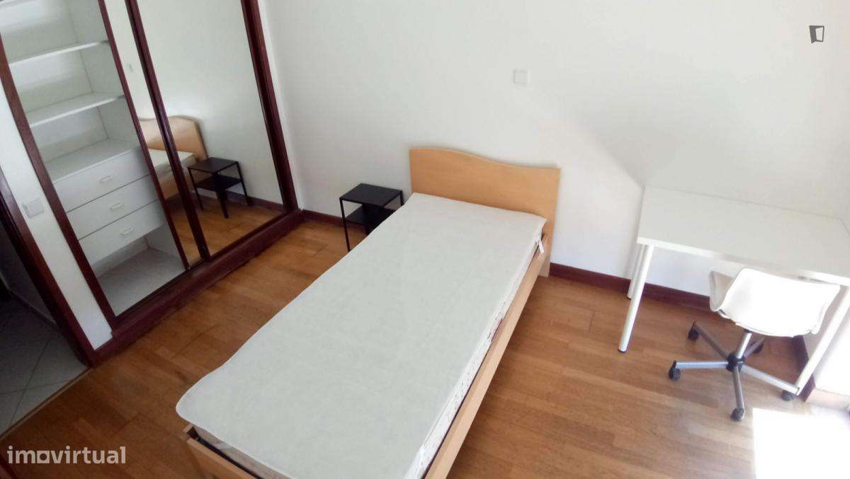 Quarto - localizado em Almada Lisbon - Grande imagem: 5/6