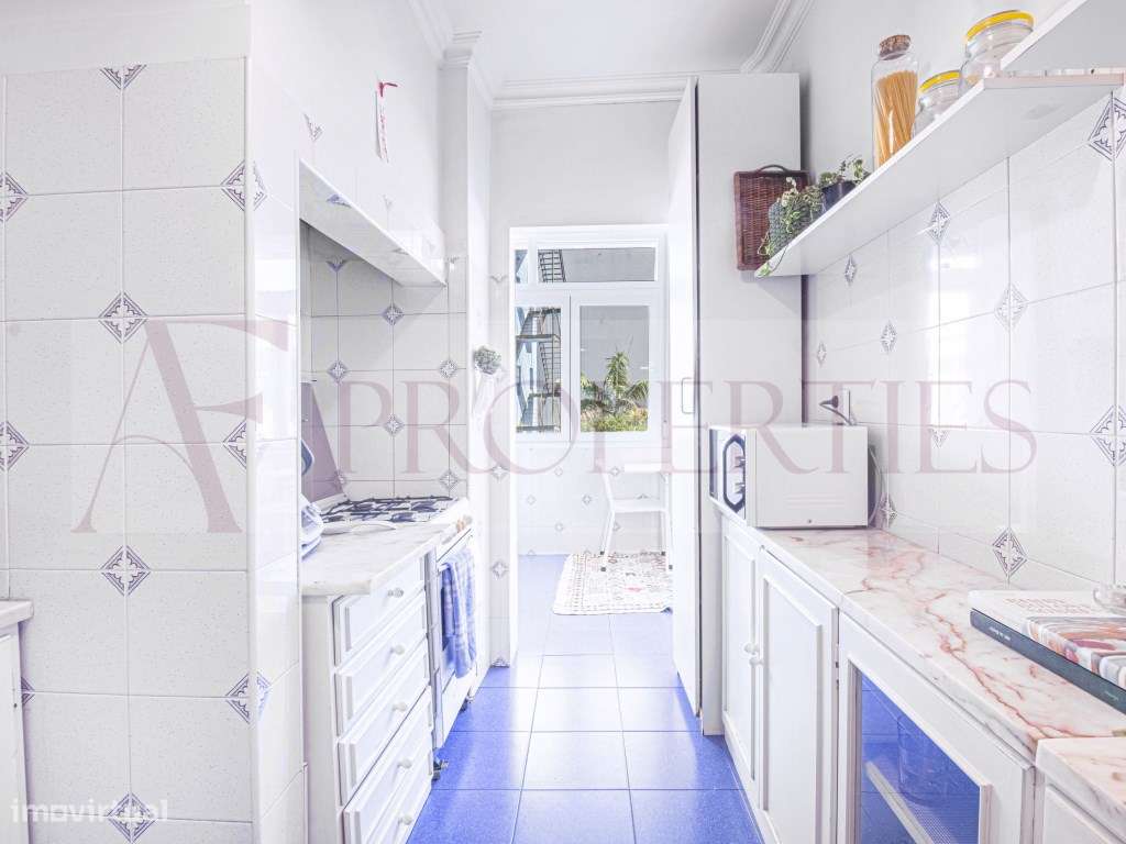 Apartamento T3 com charme lisboeta junto ao Marquês de Pombal-6