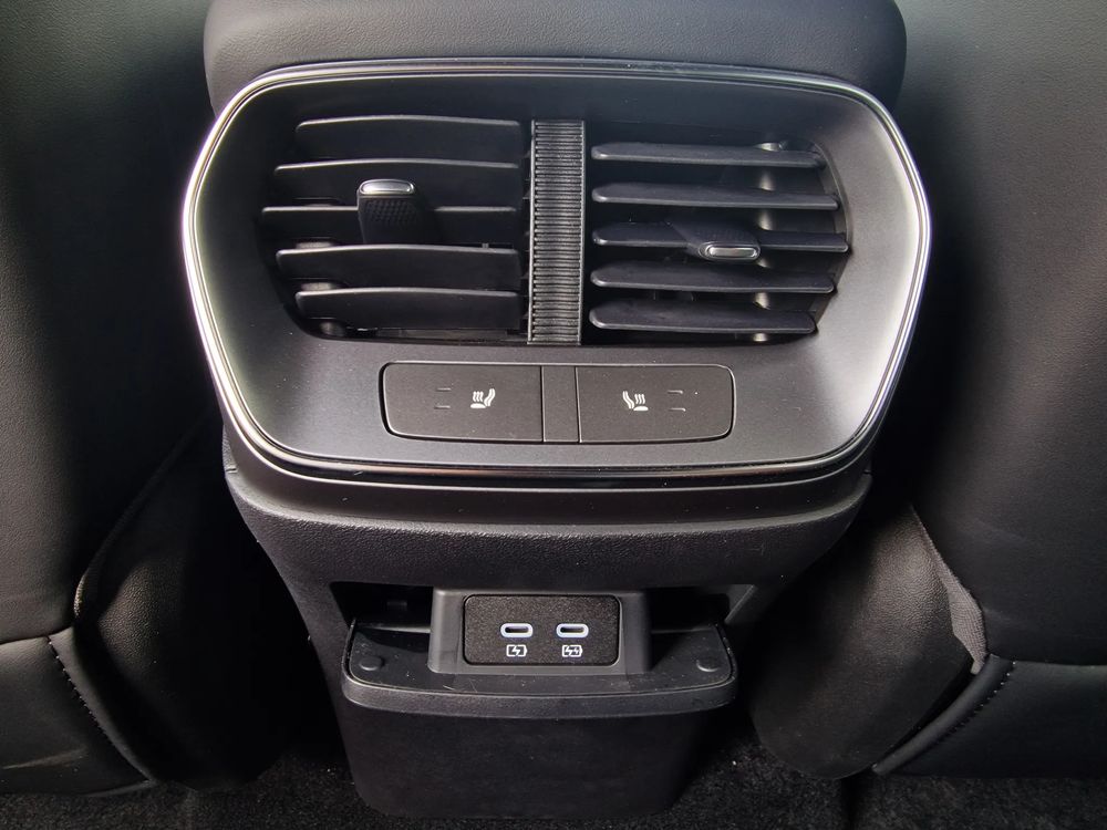 4,5 S (0-100 km/h) / Zasięg 502 km / Head-Up / Dynaudio®