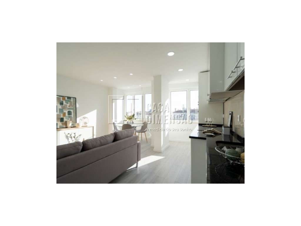 Apartamento de tipologia T2 com varanda, mobilado e equipado em Ben...-1