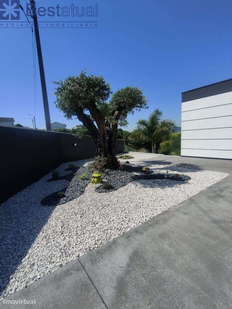 Moradia T 3 -4 frentes- de Luxo c/Piscina - Sande São Lourenço-6