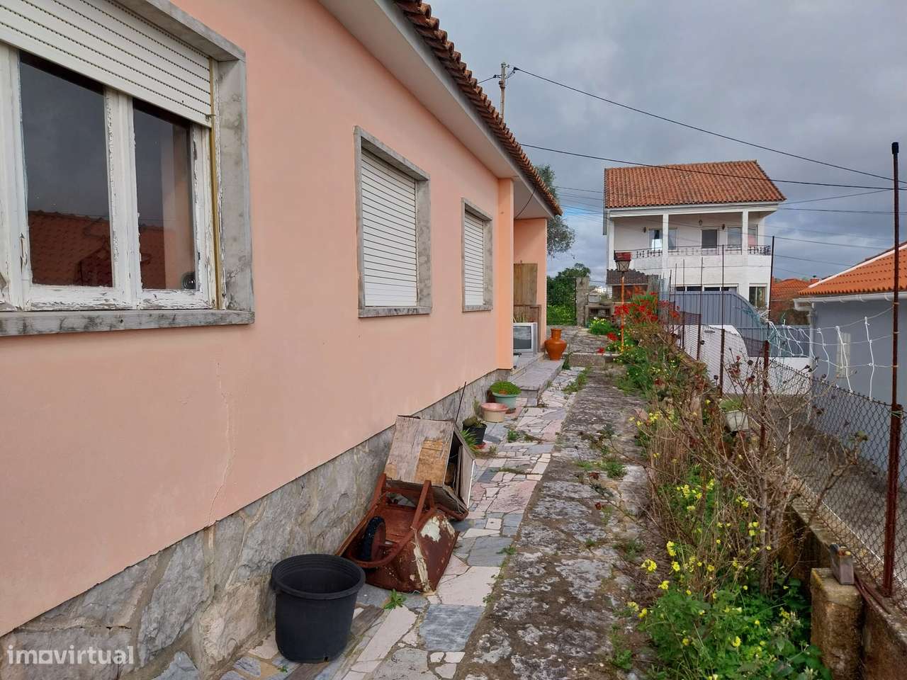 Moradia térrea para venda na Amoreira com muito potencial.-17