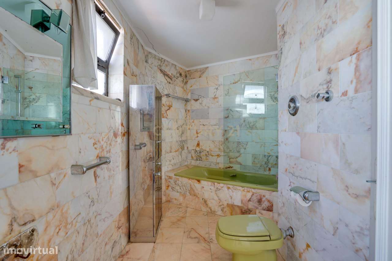 Moradia para remodelação total em Parede com Vista Panorâmica para o M-16