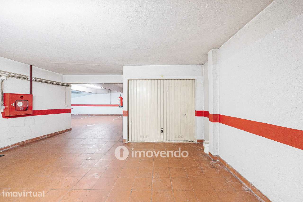Apartamento T3, com garagem e arrecadação, na Ramada-43