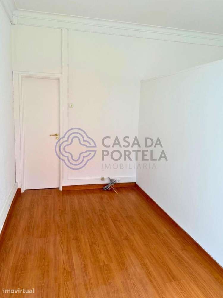 Loja na Graça, com montra ampla e excelente luz natural, para arrendam - Grande imagem: 3/8