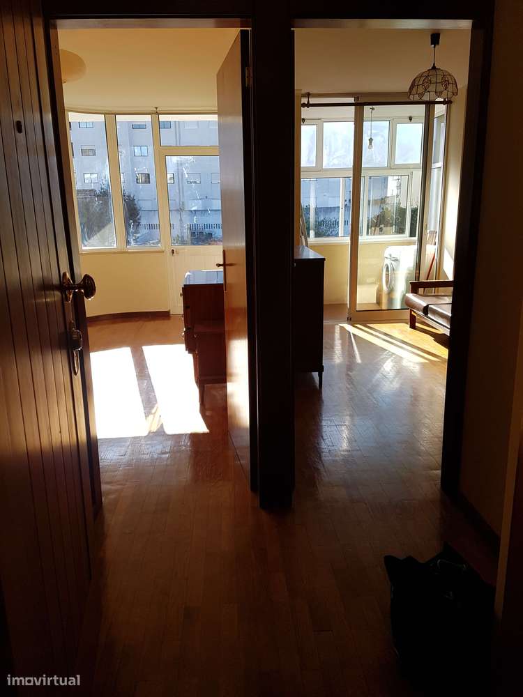 Arrenda-se T1 Kit com excelente exposição solar e óptima localização - Grande imagem: 4/10