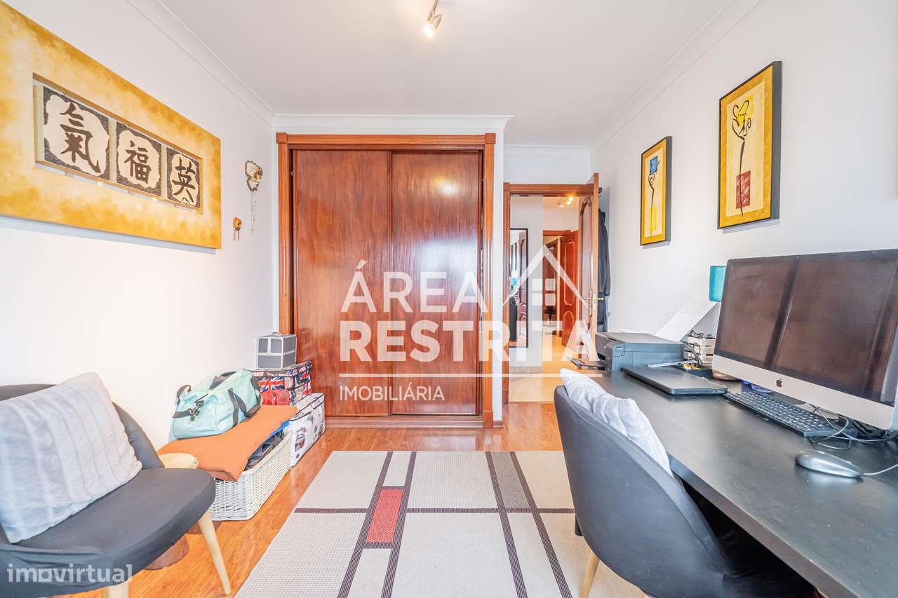 Apartamento T3 com parqueamento e elevador nos Fidalguinhos, Barreiro-30