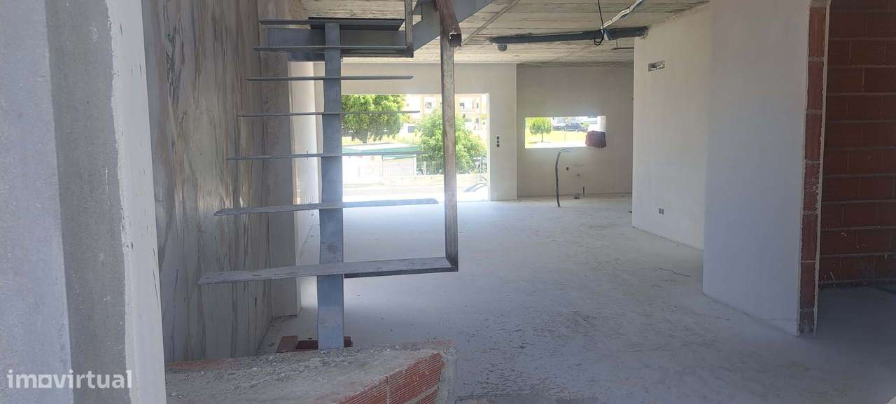 Última oportunidade! Moradia T4 nova com piscina, jardim e ótima expos - Grande imagem: 4/13