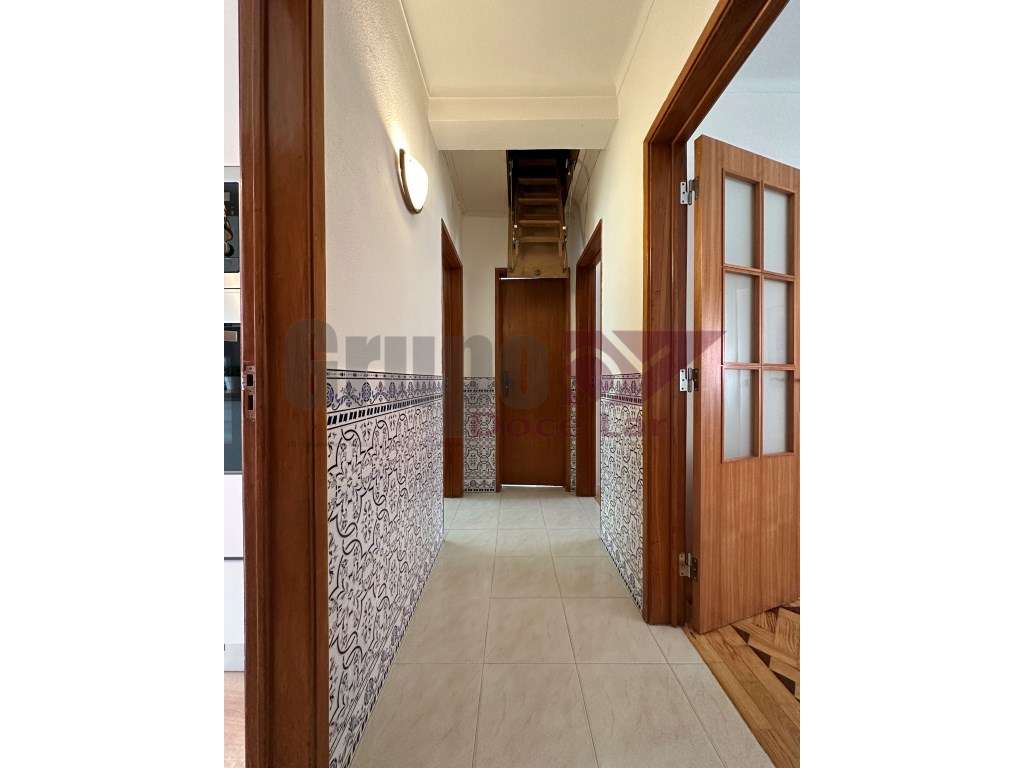 Apartamento T2+1 com Sótão a 350metros da praia de Sesimbra-24