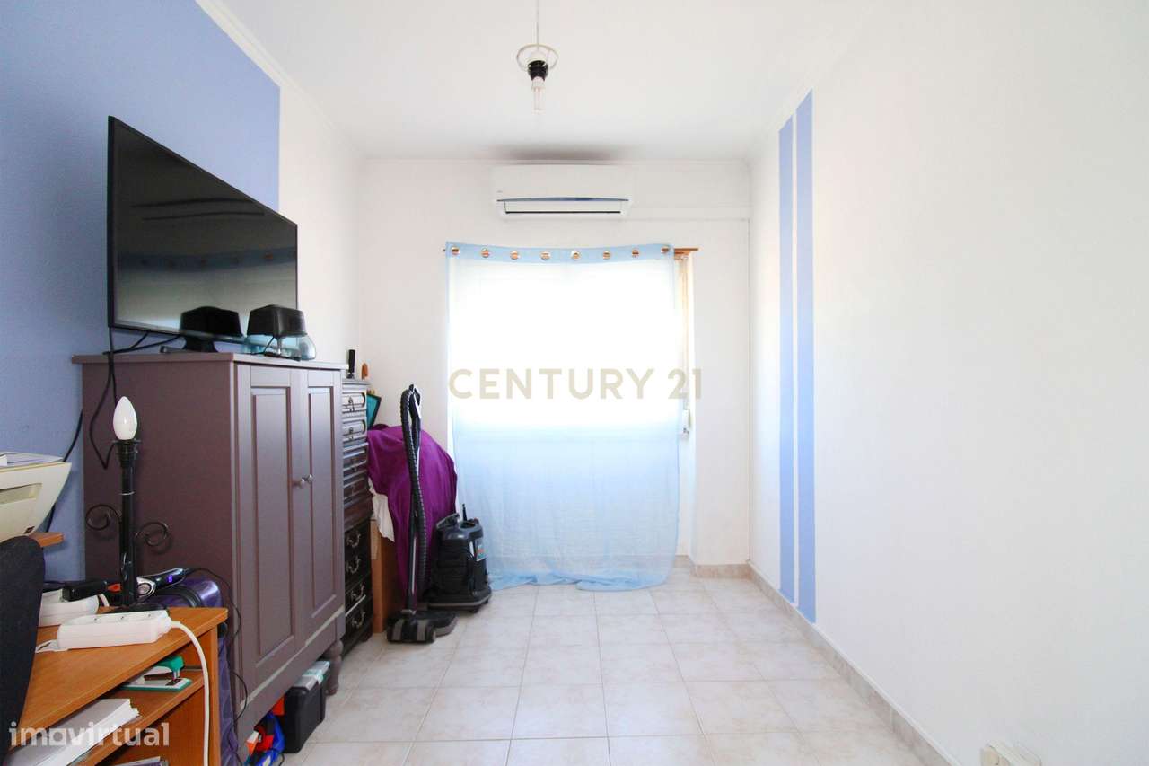 Apartamento T2 na Torre da Marinha - Seixal-16