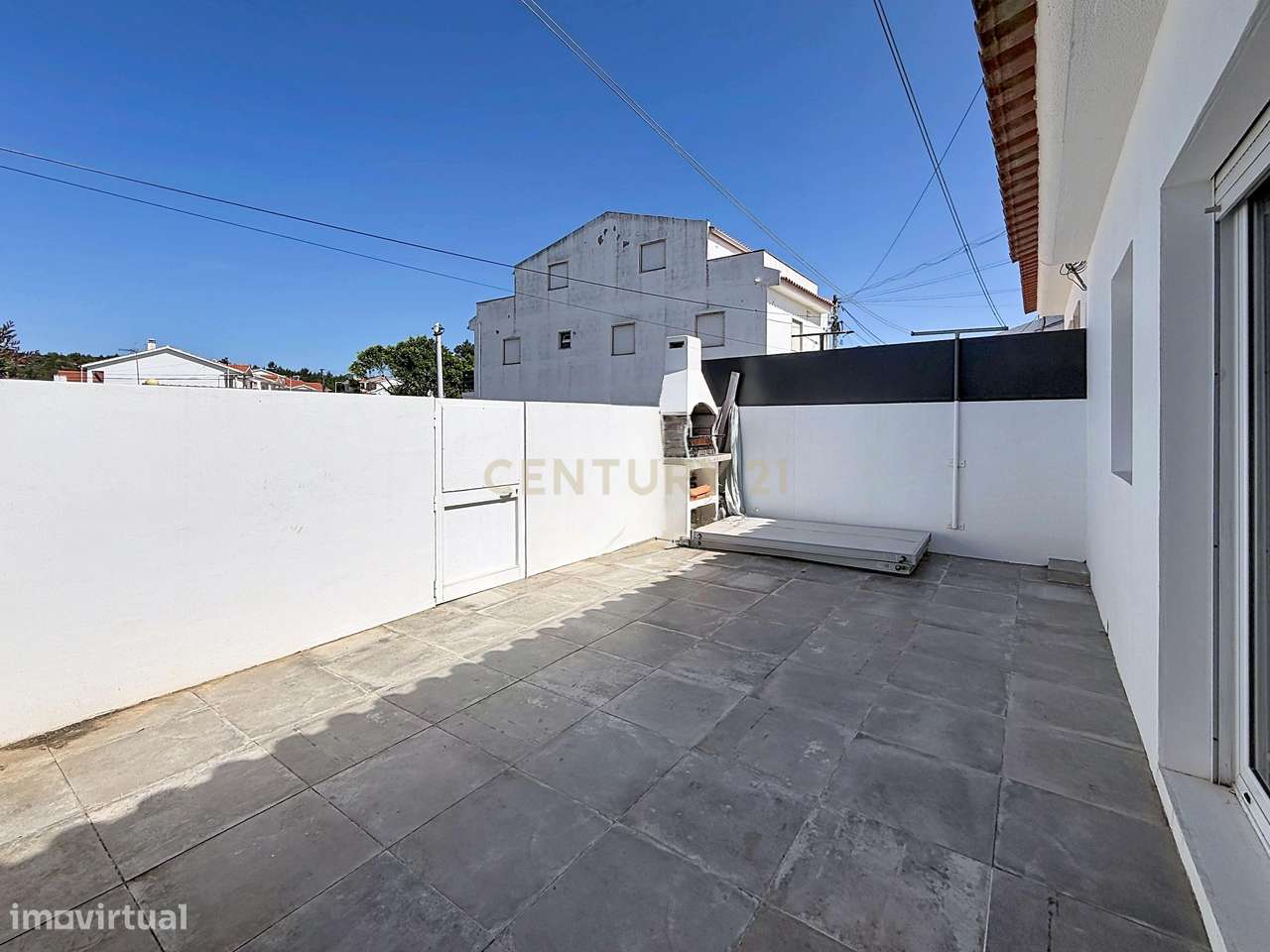 Moradia T3 Térrea Renovada à Venda na Nazaré | Quintal | Suite | Pront-5