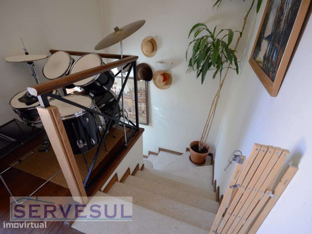 Excelente Oportunidade de Investimento! 1º Andar Duplex de uma Casa...-20