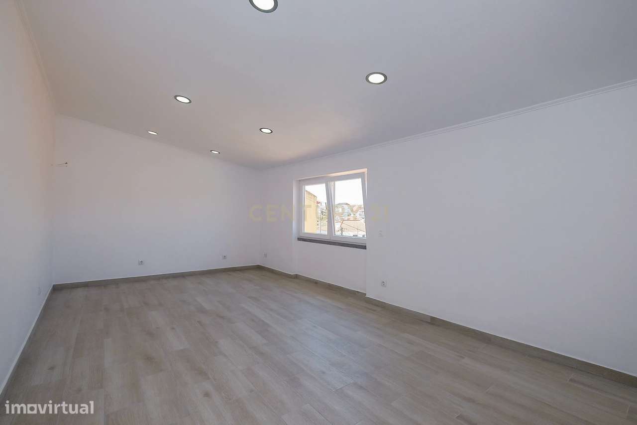 Moradia T4 Renovada no Estoril | Conforto, Espaço e Excelente Localiza-25