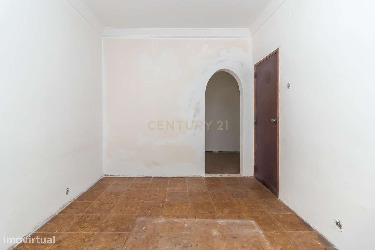 Apartamento com Potencial de Valorização em Almada-18