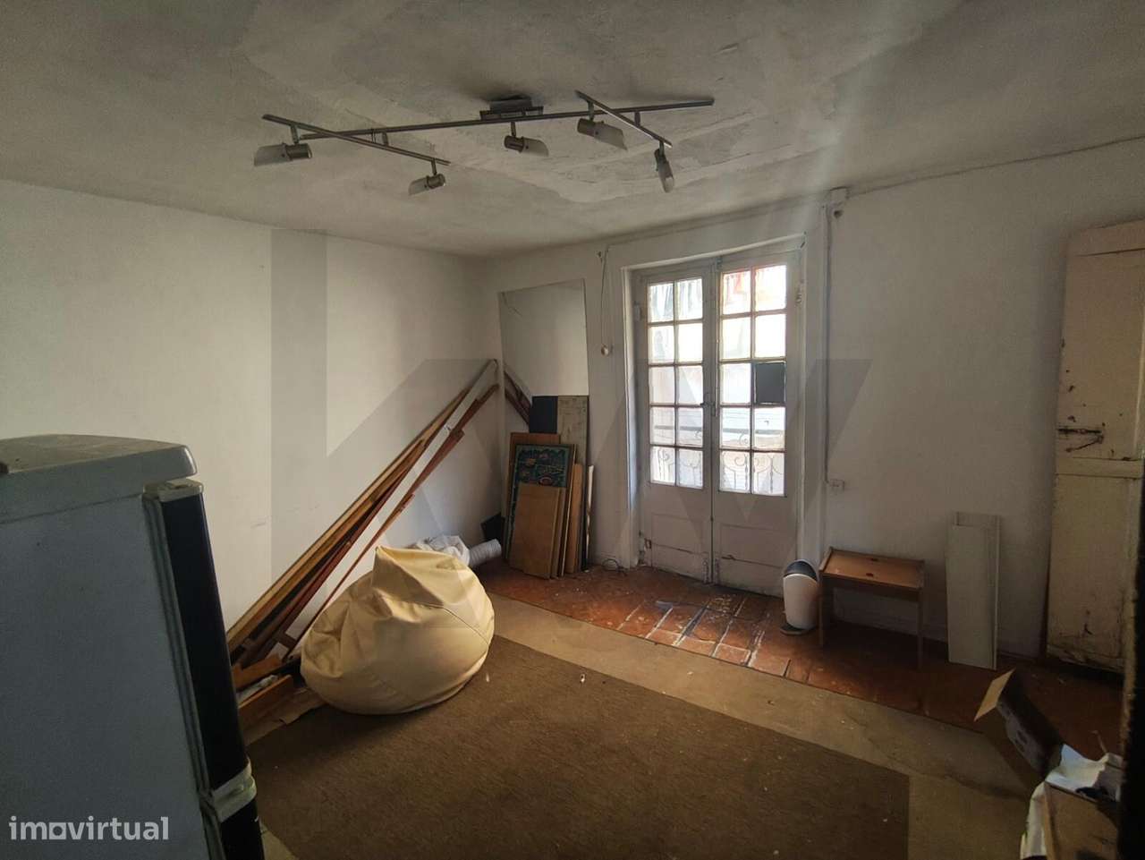 Oportunidade | T1 para obras com boa luz em prédio reabilitado | Lisbo - Grande imagem: 2/10