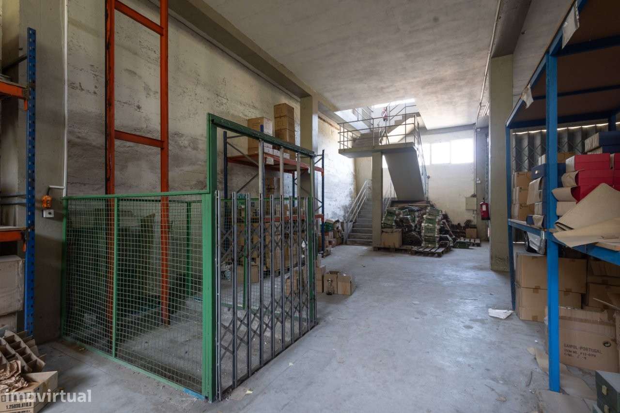 Armazéns com uma área de 5.270m2, em terreno com 14.000m2.-14