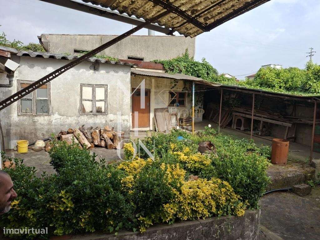 Moradia T2 bifamiliar com grande potêncial e excelente localização:-44