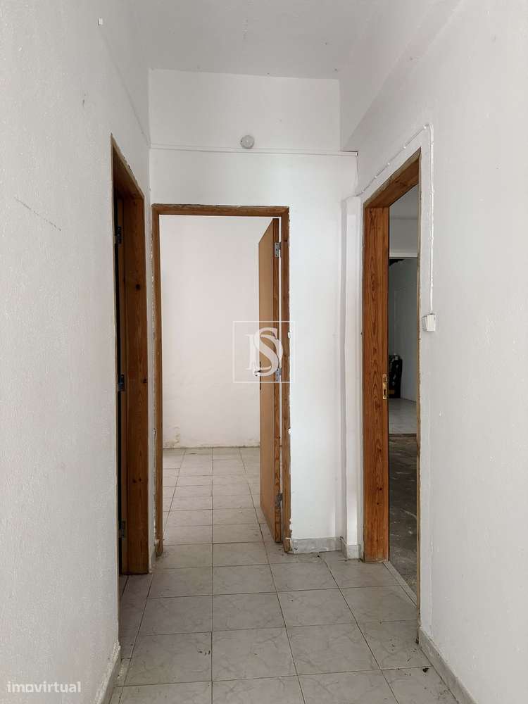 Moradia T5 de 2 Pisos com Logradouro, Garagem e 10 Boxes para Cavalos - Grande imagem: 5/47