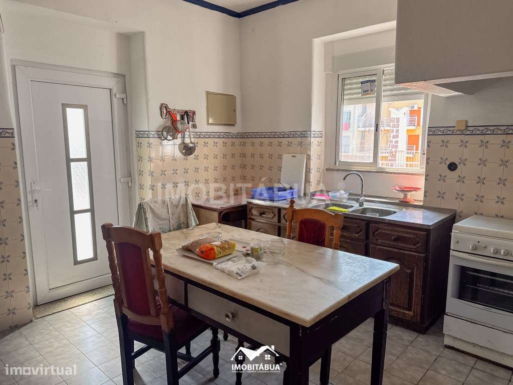 Espaço comercial com habitação T5 no centro da vila-29