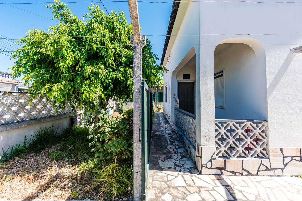 Moradia Isolada de 2 Pisos em Fernão Ferro – Excelente Área Exterior-15