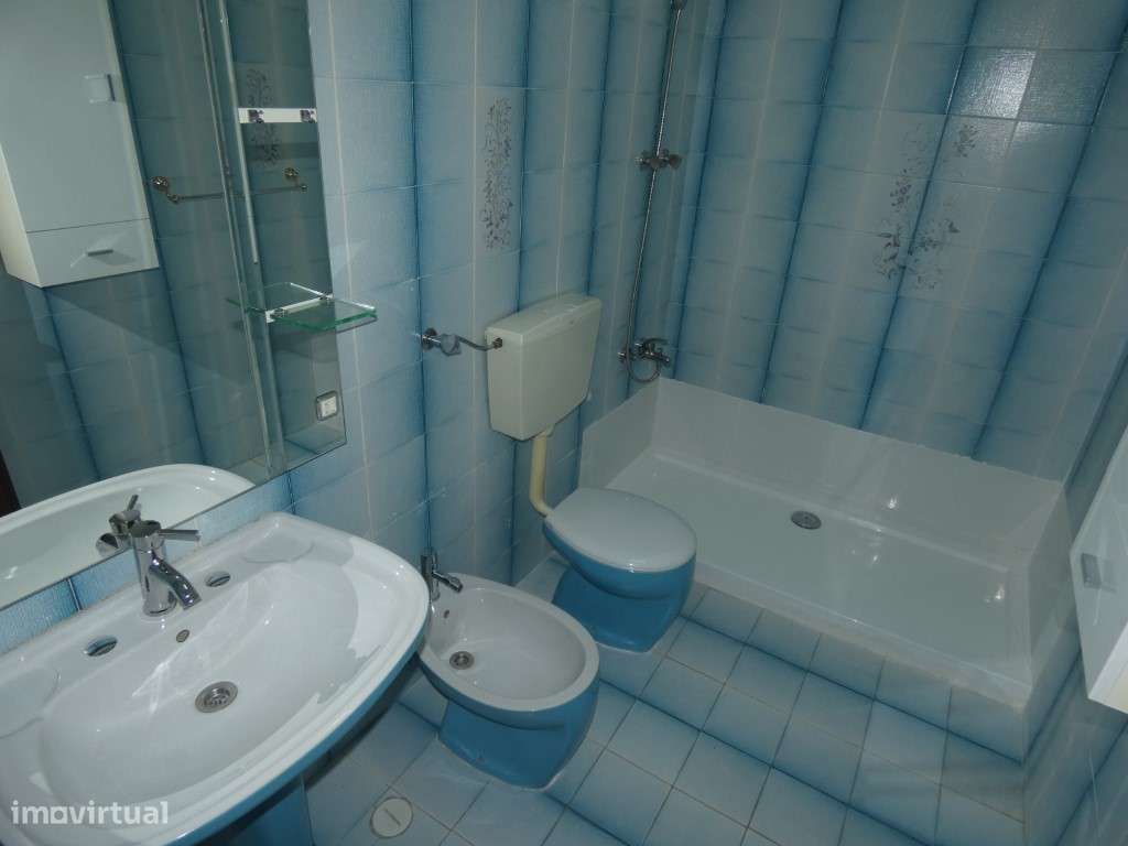 Apartamento T3 com boas áreas na Mina de Agua-Amadora-9