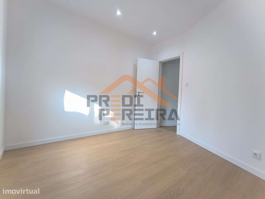 T2+1 em remodelação, com logradouro , situado na Amadora. - Grande imagem: 5/20