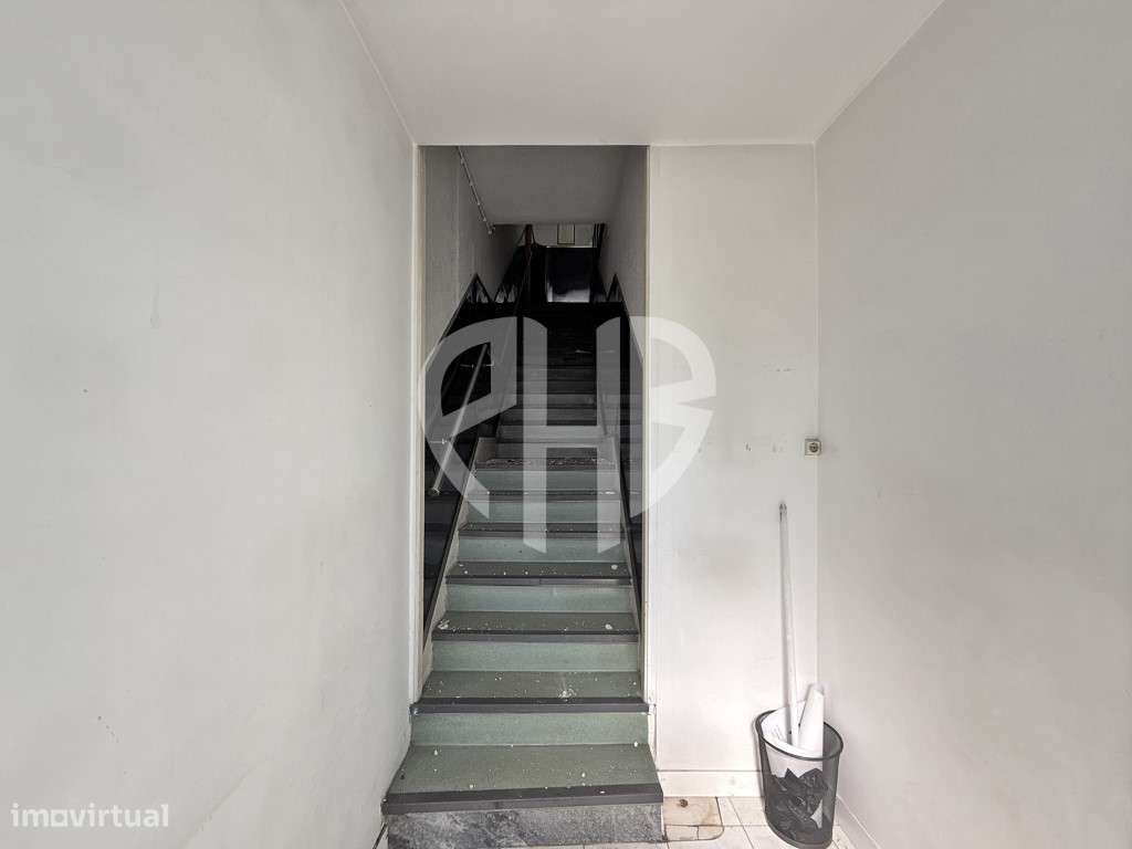 Edifício Comercial 2 Pisos // Rua do Padrão - Pedroso-37