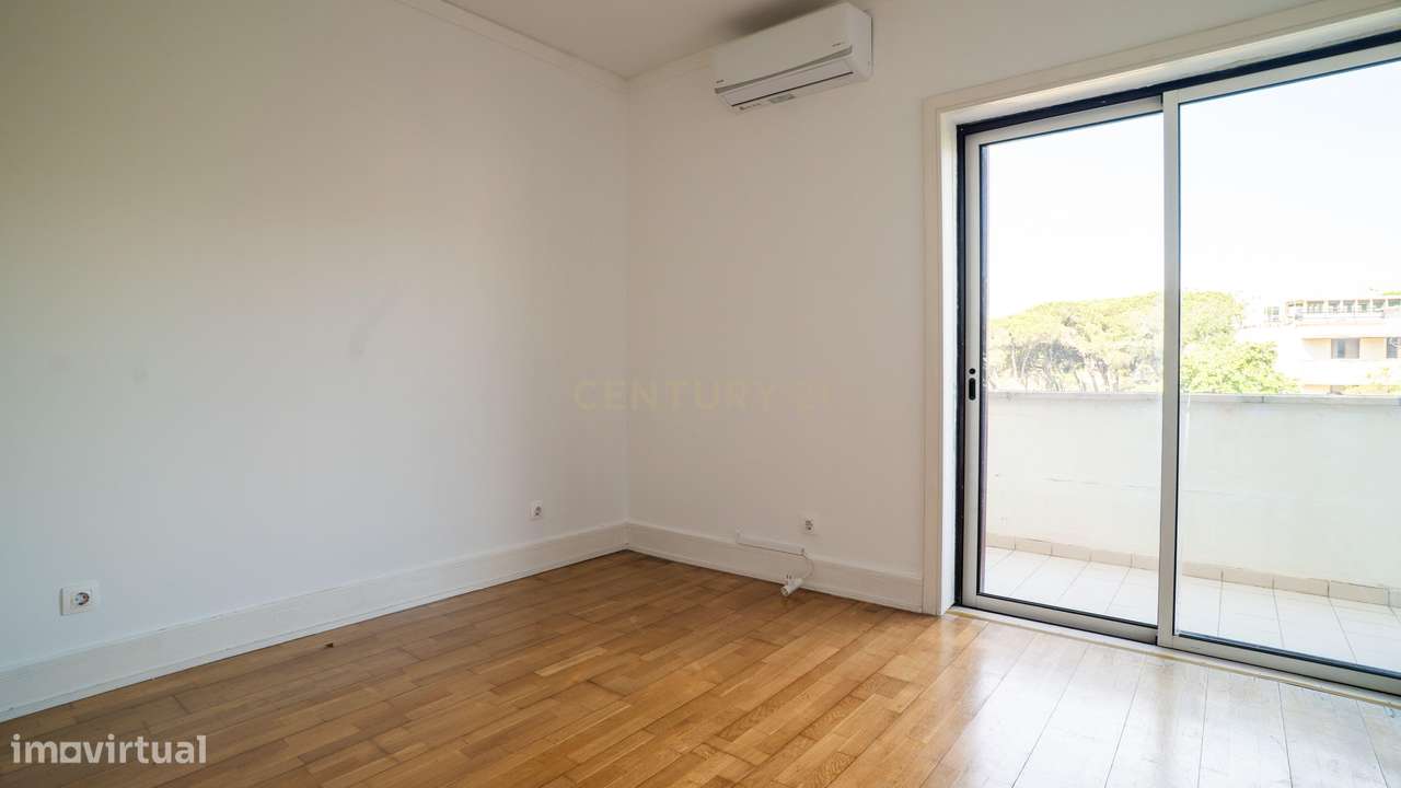 Apartamento T3 com Vista Mar – 5º Andar – A Dois Passos do Casino Esto-24