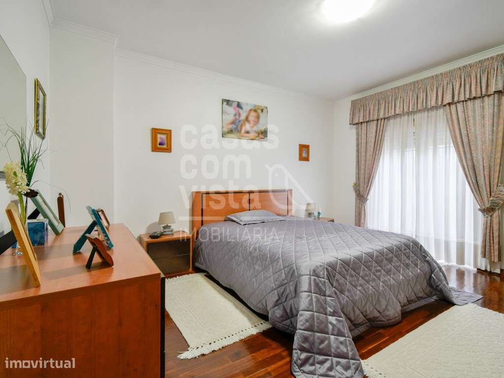 Moradia T4 em Leiria com garagem dupla e cave, ideal para projeto d...-15