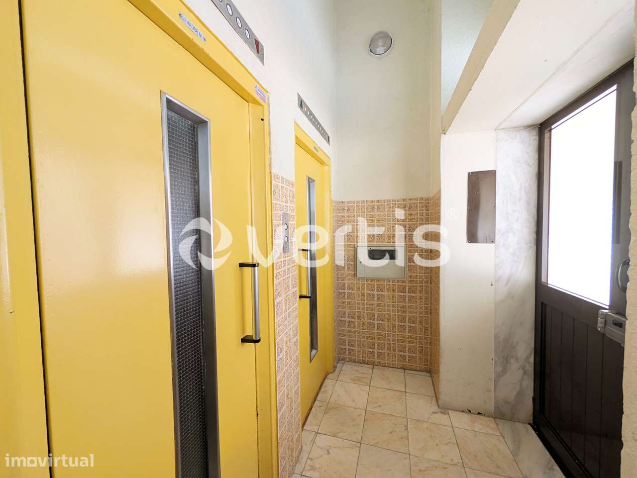 Apartamento T2 remodelado no centro do Barreiro-23
