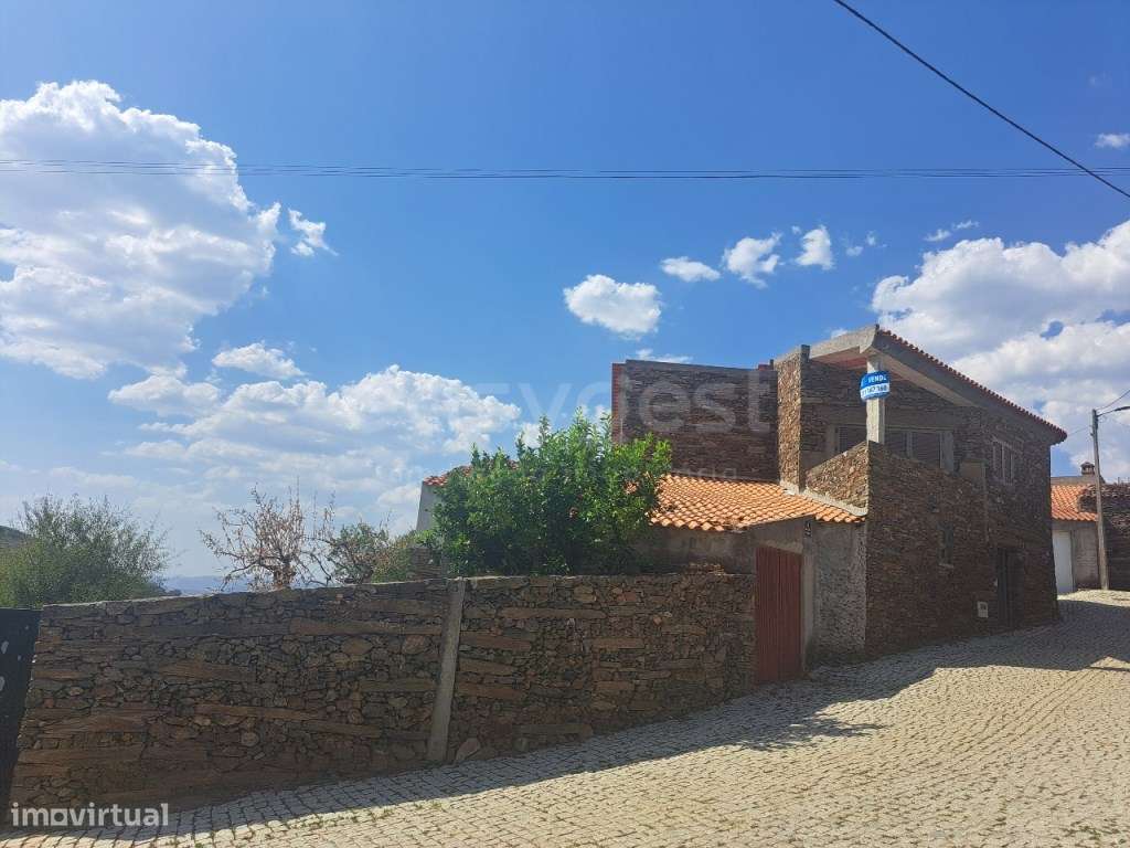 Moradia para recuperar na aldeia de Urros, Torre de Moncorvo. - Grande imagem: 3/18