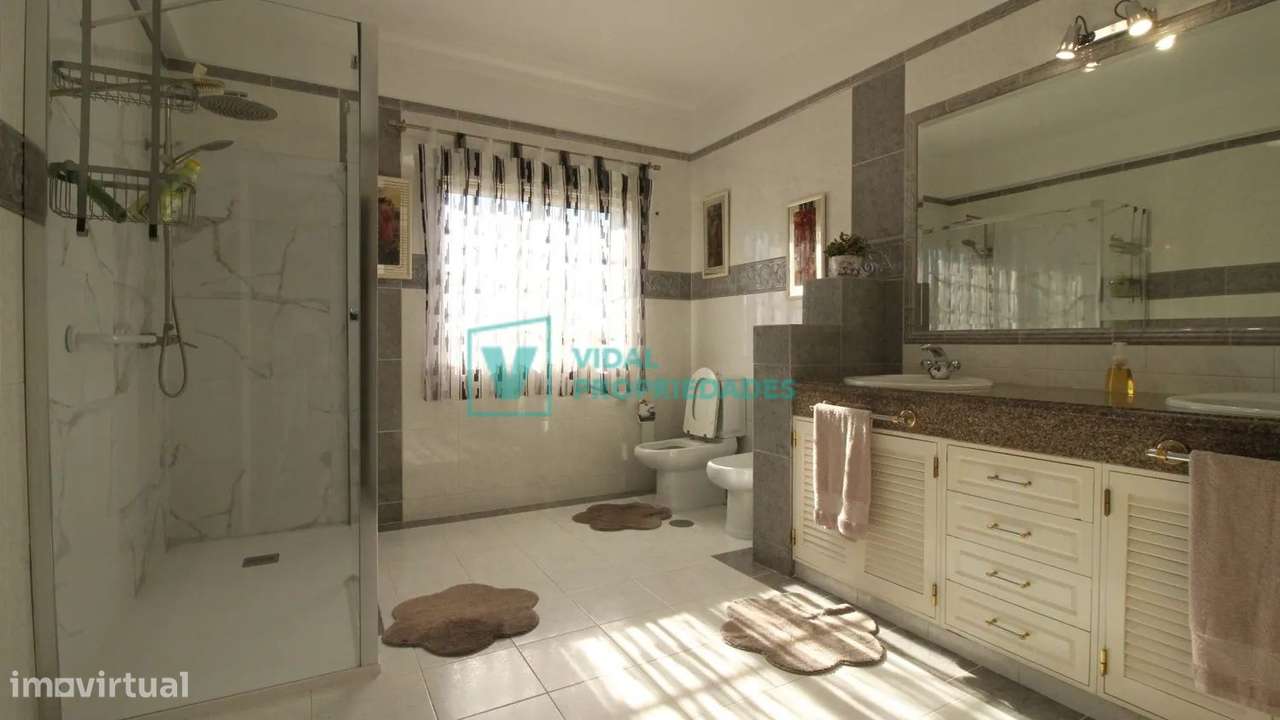 Moradia T7 com piscina e garagem em Loulé-31