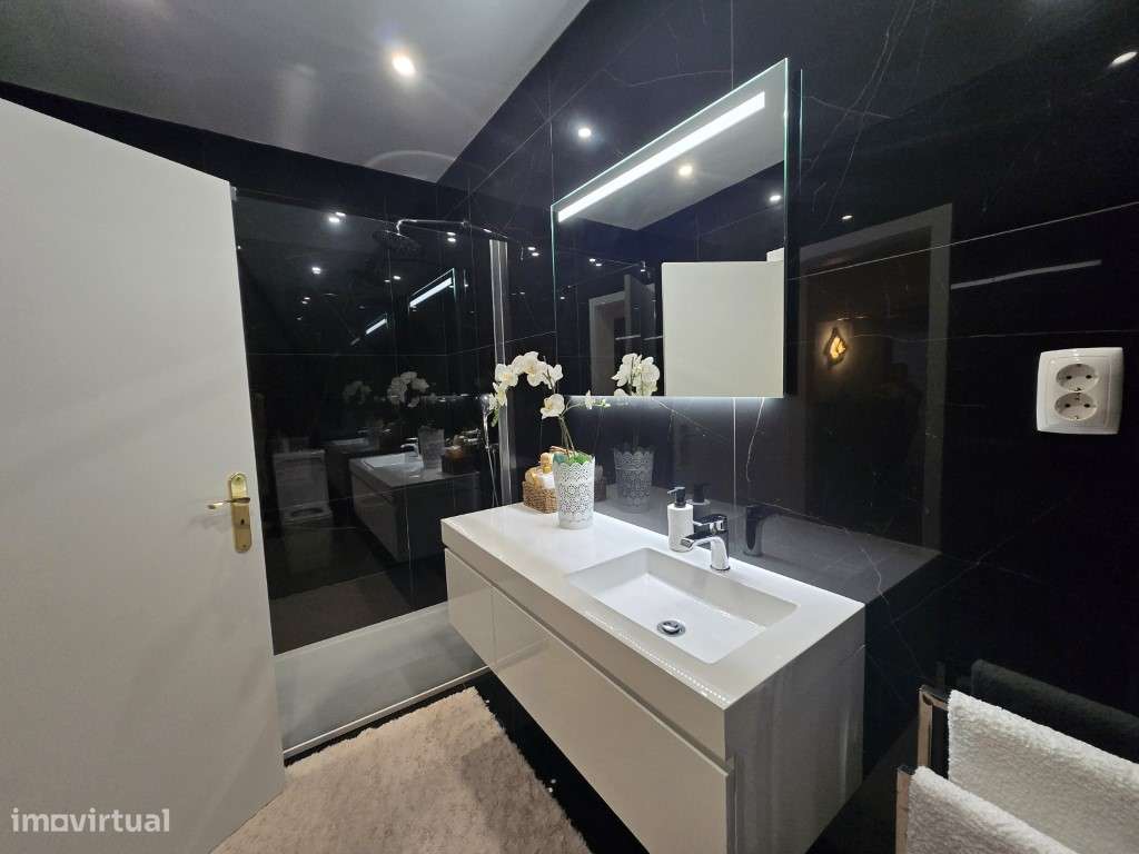 Moradia T5 Moderna com Piscina Aquecida e Garagem para 4 Carros-12