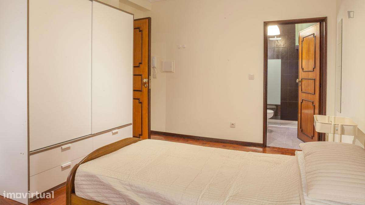 Quarto - localizado em Paranhos Porto - Grande imagem: 4/23