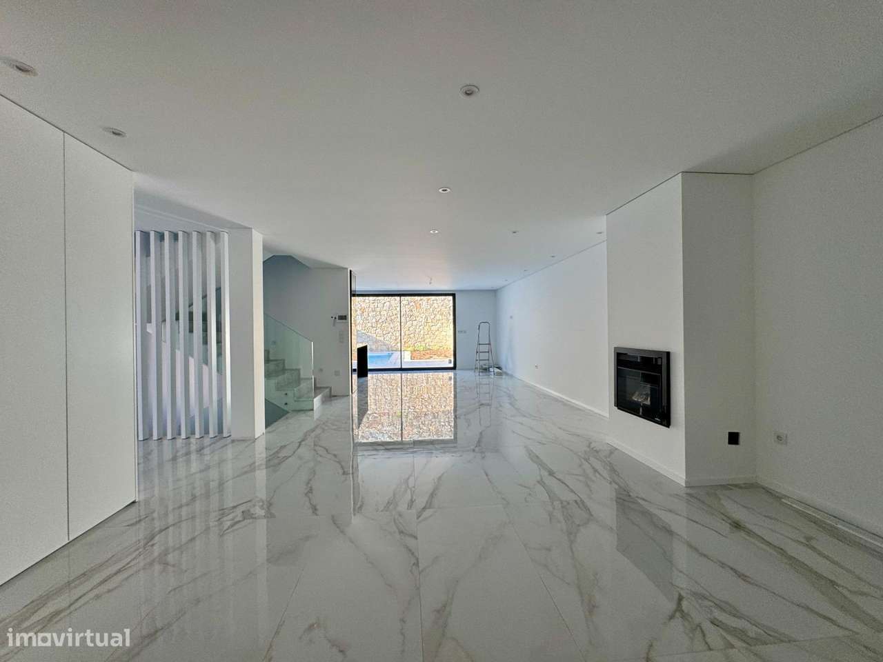 Moradia de Gaveto com dois pisos e garagem lateral-16