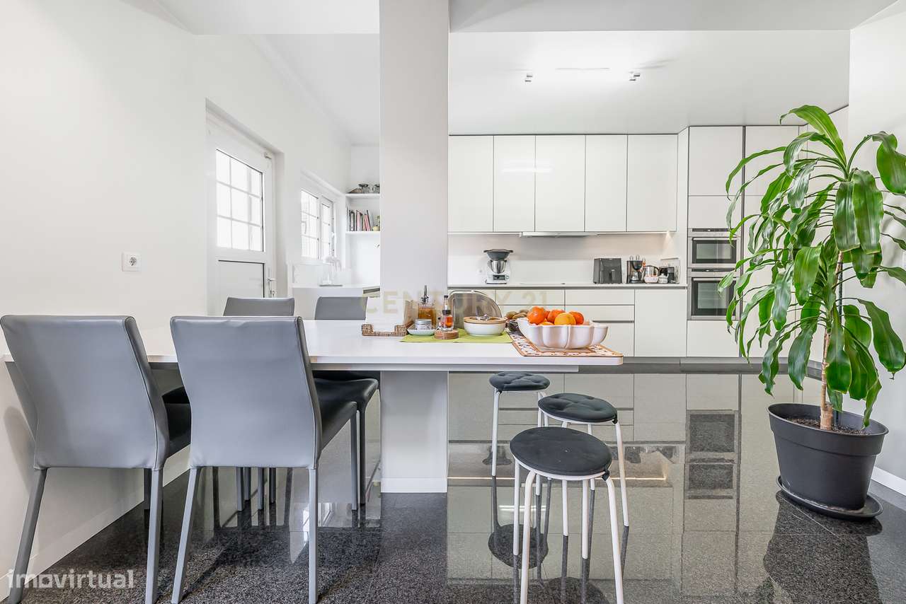 Moradia de Luxo T4 com Piscina e Jardim em Alvalade-8