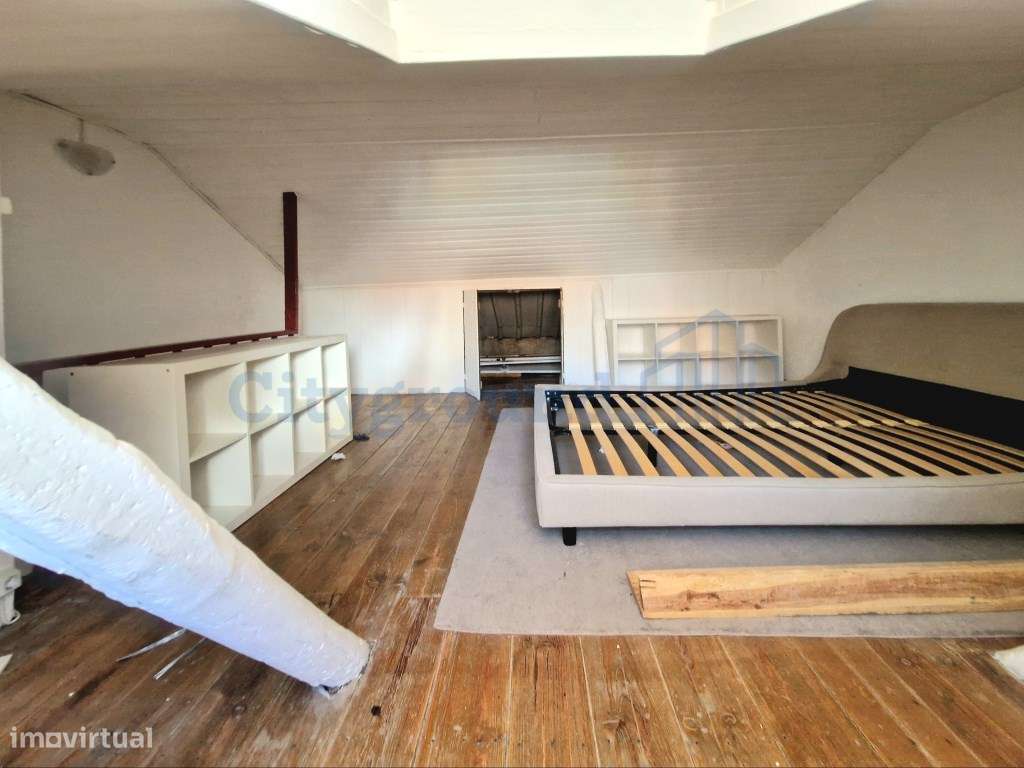 Apartamento T2 Duplex no Príncipe Real para reabilitar a seu gosto-16