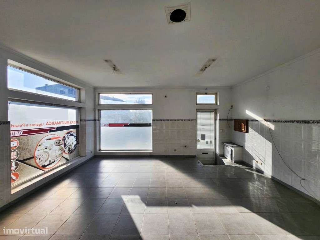 Loja com amplas montras - retoma de banco - Grande imagem: 4/10